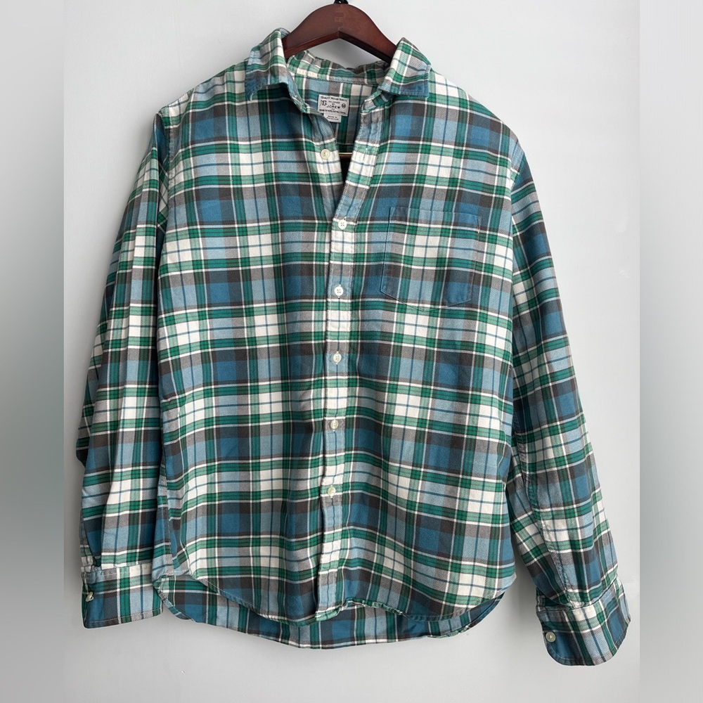 J Crew 💯% cotton long sleeve button down shirt size M